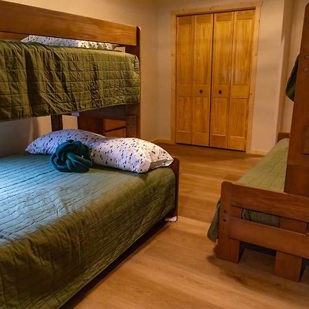Twelve Pines Resort - South Lodge With Private Pier On Catfish Lake Eagle River Bagian luar foto